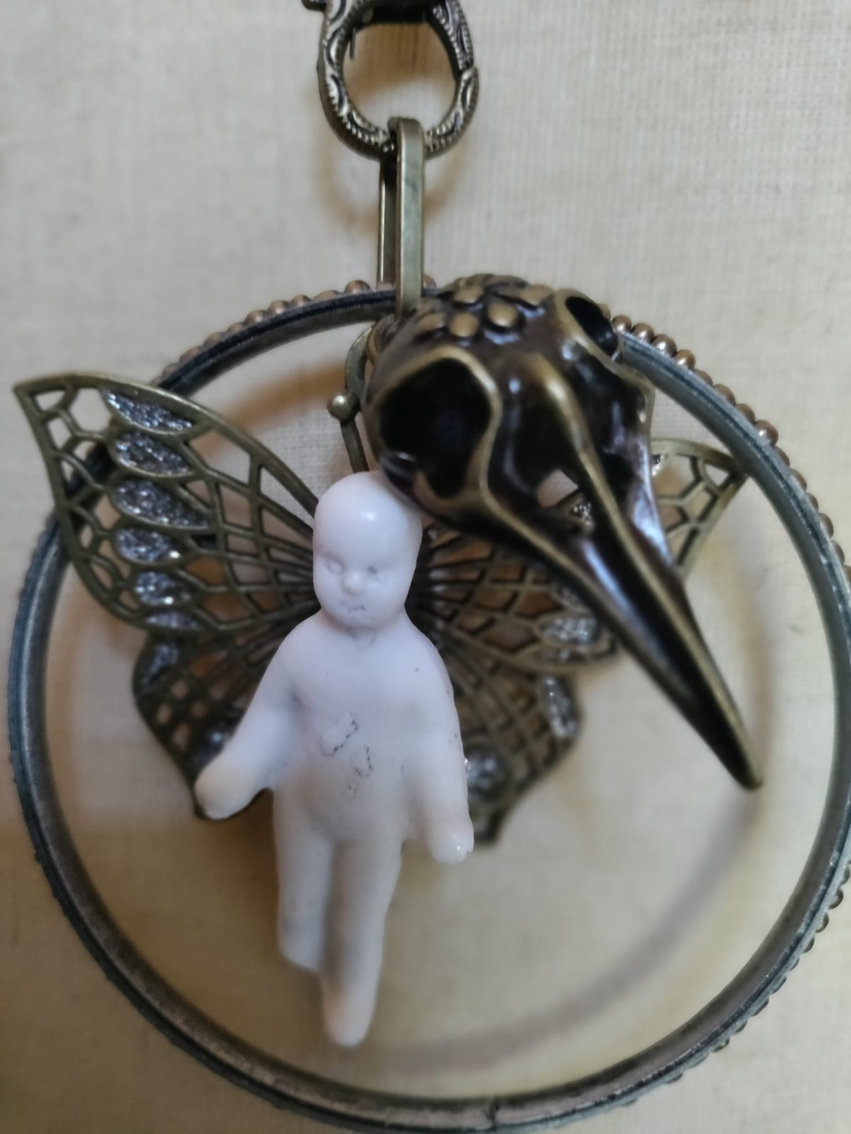 Memento Mori: Collar con colgante de muñeca alemana Frozen Charlotte antigua: Alas de mariposa de bronce