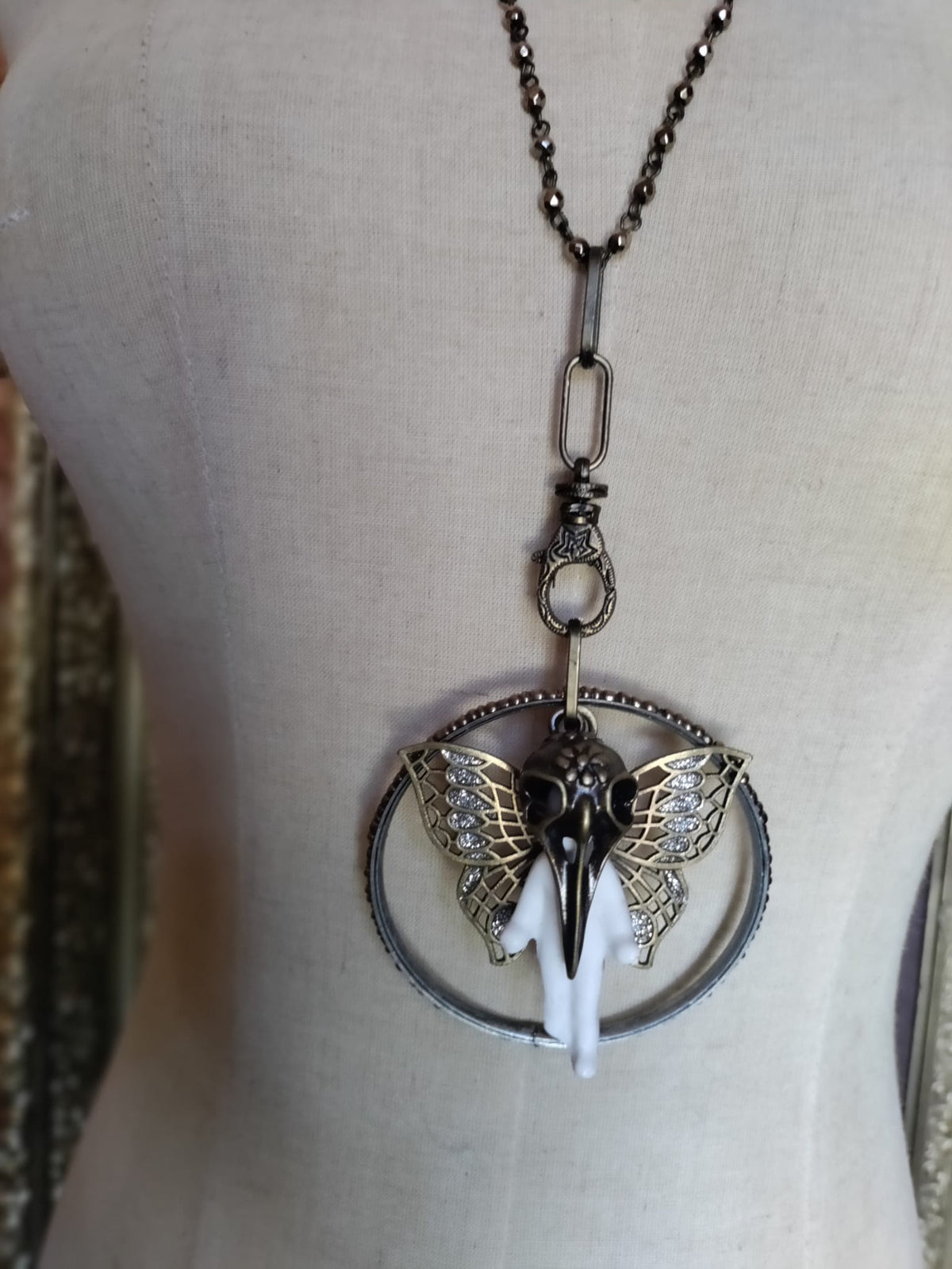 Memento Mori: Collar con colgante de muñeca alemana Frozen Charlotte antigua: Alas de mariposa de bronce