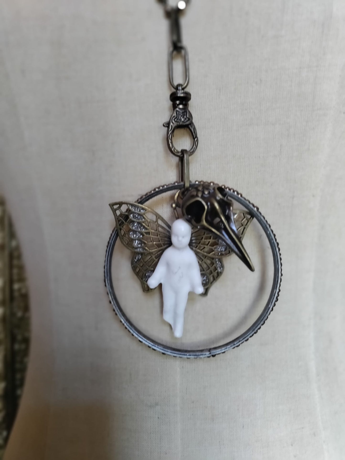 Memento Mori: Collar con colgante de muñeca alemana Frozen Charlotte antigua: Alas de mariposa de bronce