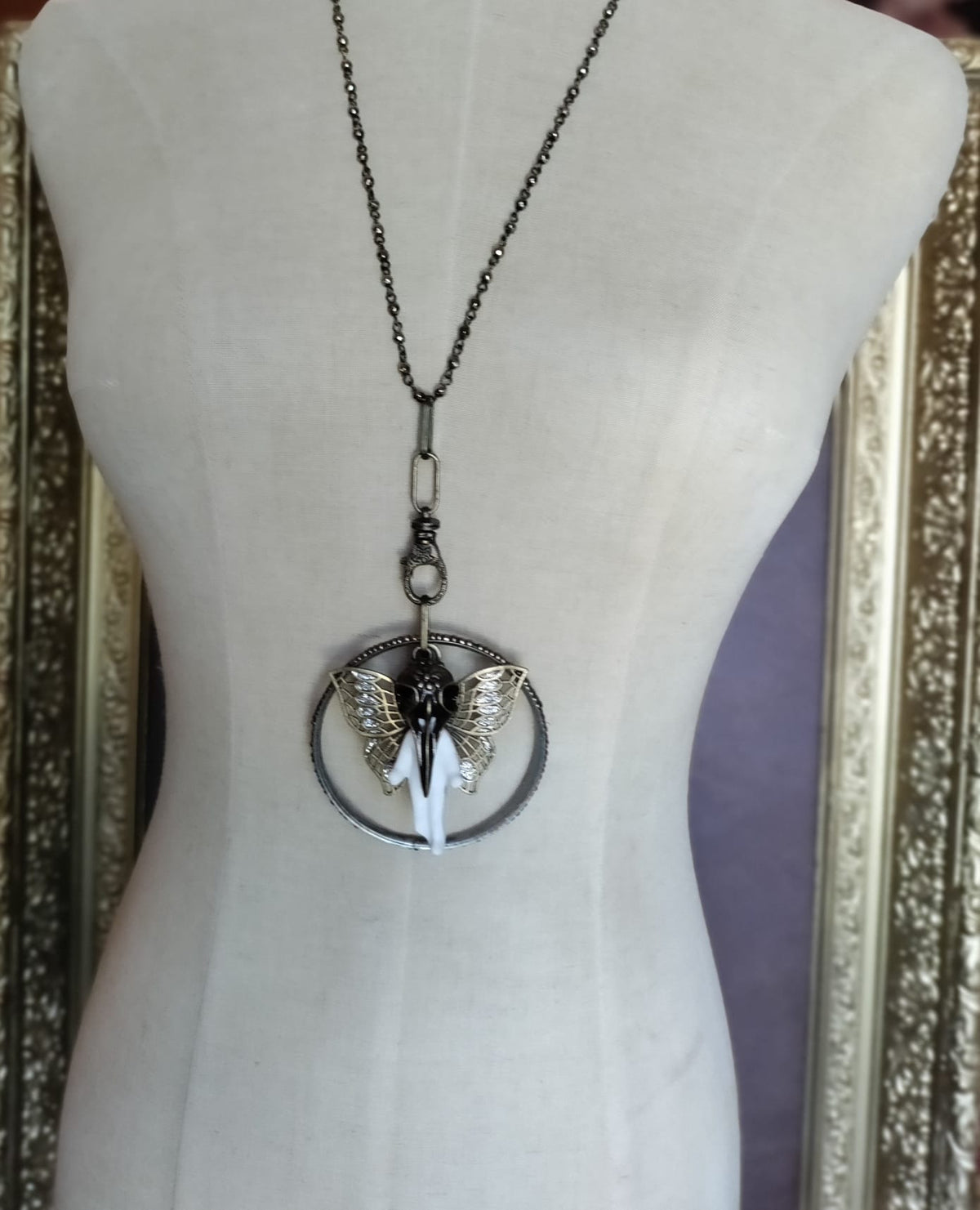 Memento Mori: Collar con colgante de muñeca alemana Frozen Charlotte antigua: Alas de mariposa de bronce