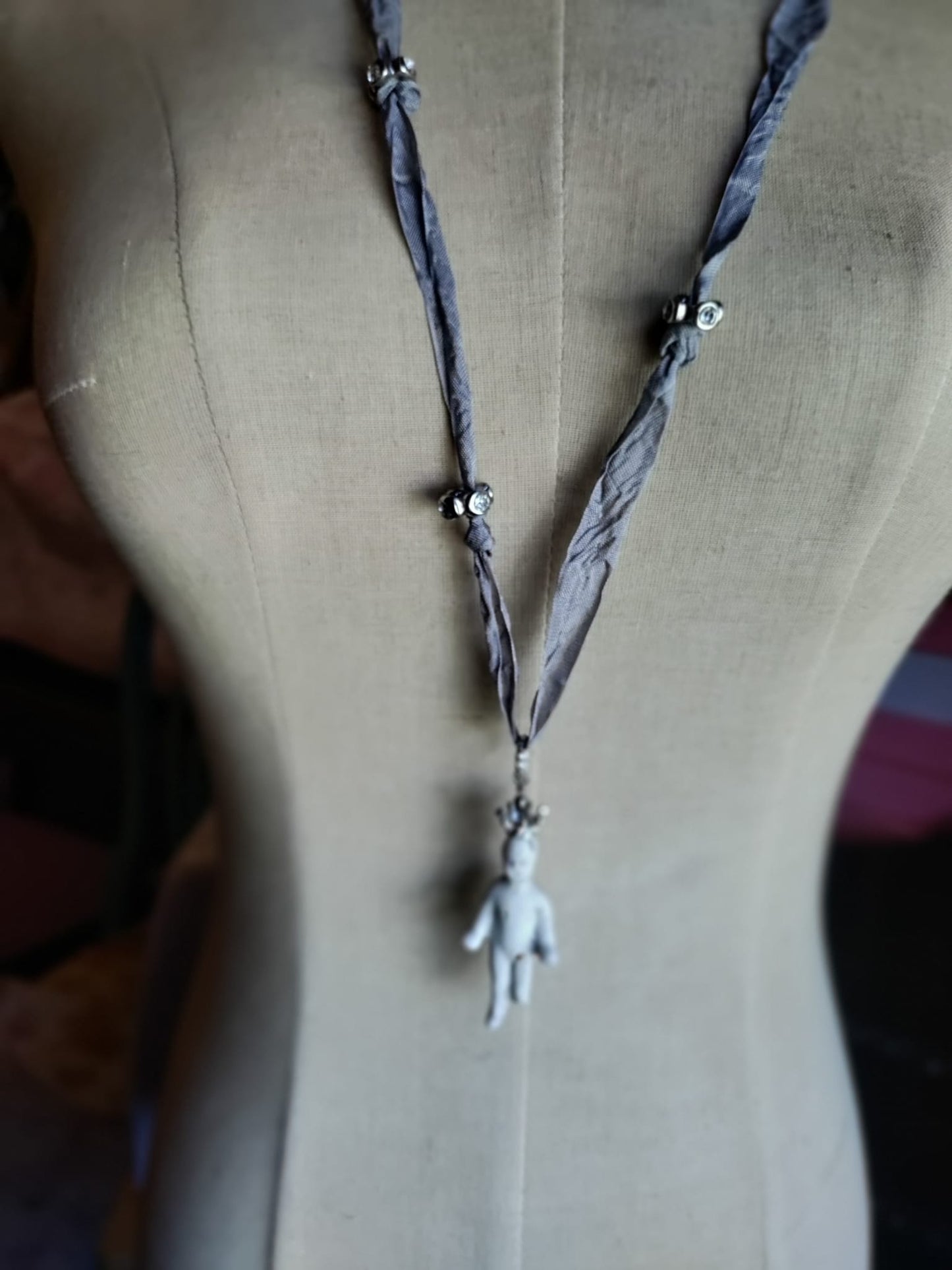 Collar Inquieto "Frozen Charlotte": Alas Plateadas, Ganchillo Teñido de Té y Seda
