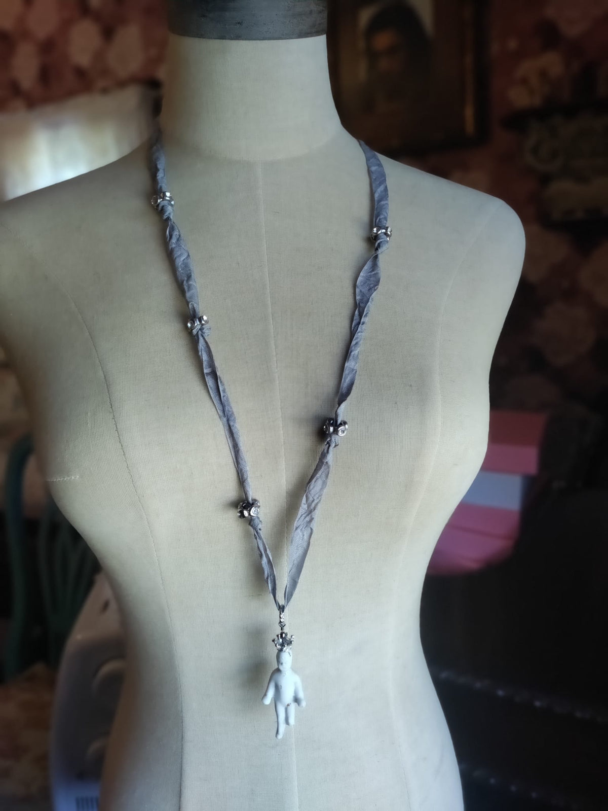 Collar Inquieto "Frozen Charlotte": Alas Plateadas, Ganchillo Teñido de Té y Seda