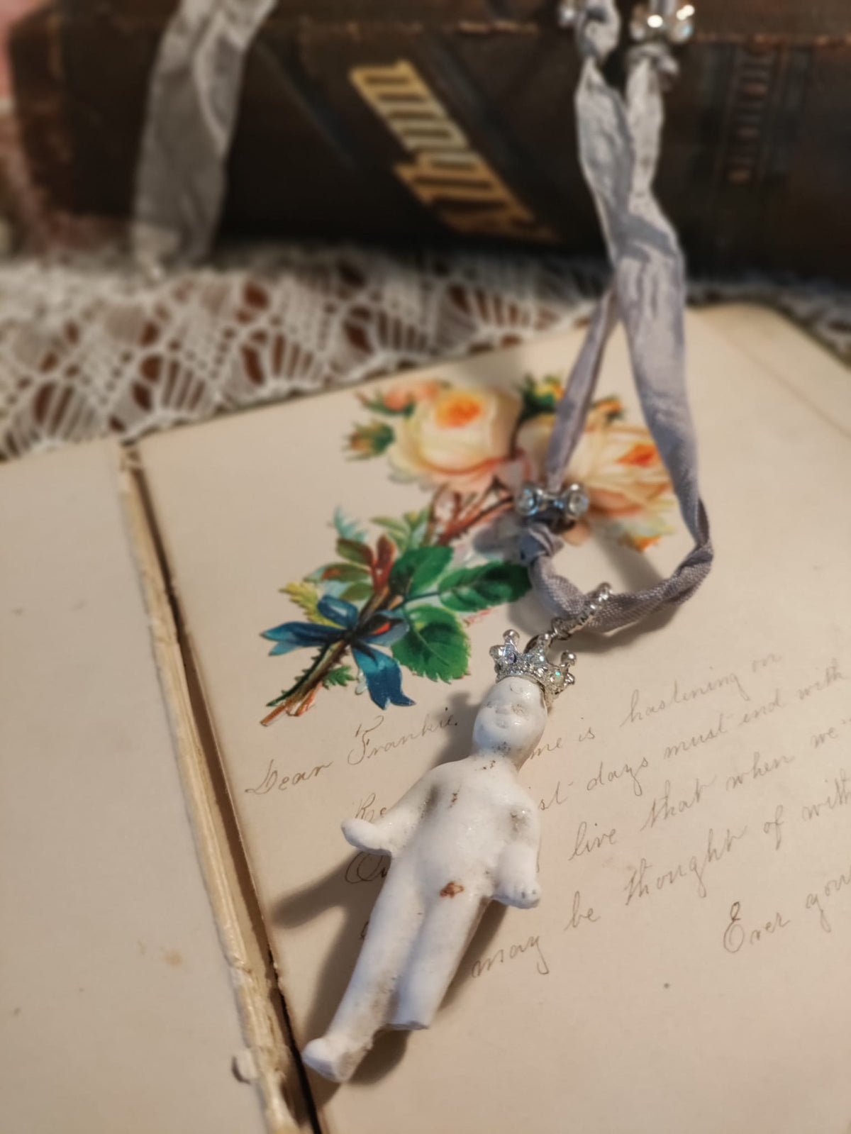 Collar Inquieto "Frozen Charlotte": Alas Plateadas, Ganchillo Teñido de Té y Seda
