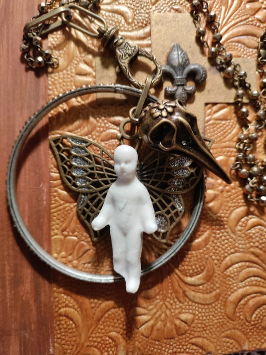 Memento Mori: Collar con colgante de muñeca alemana Frozen Charlotte antigua: Alas de mariposa de bronce
