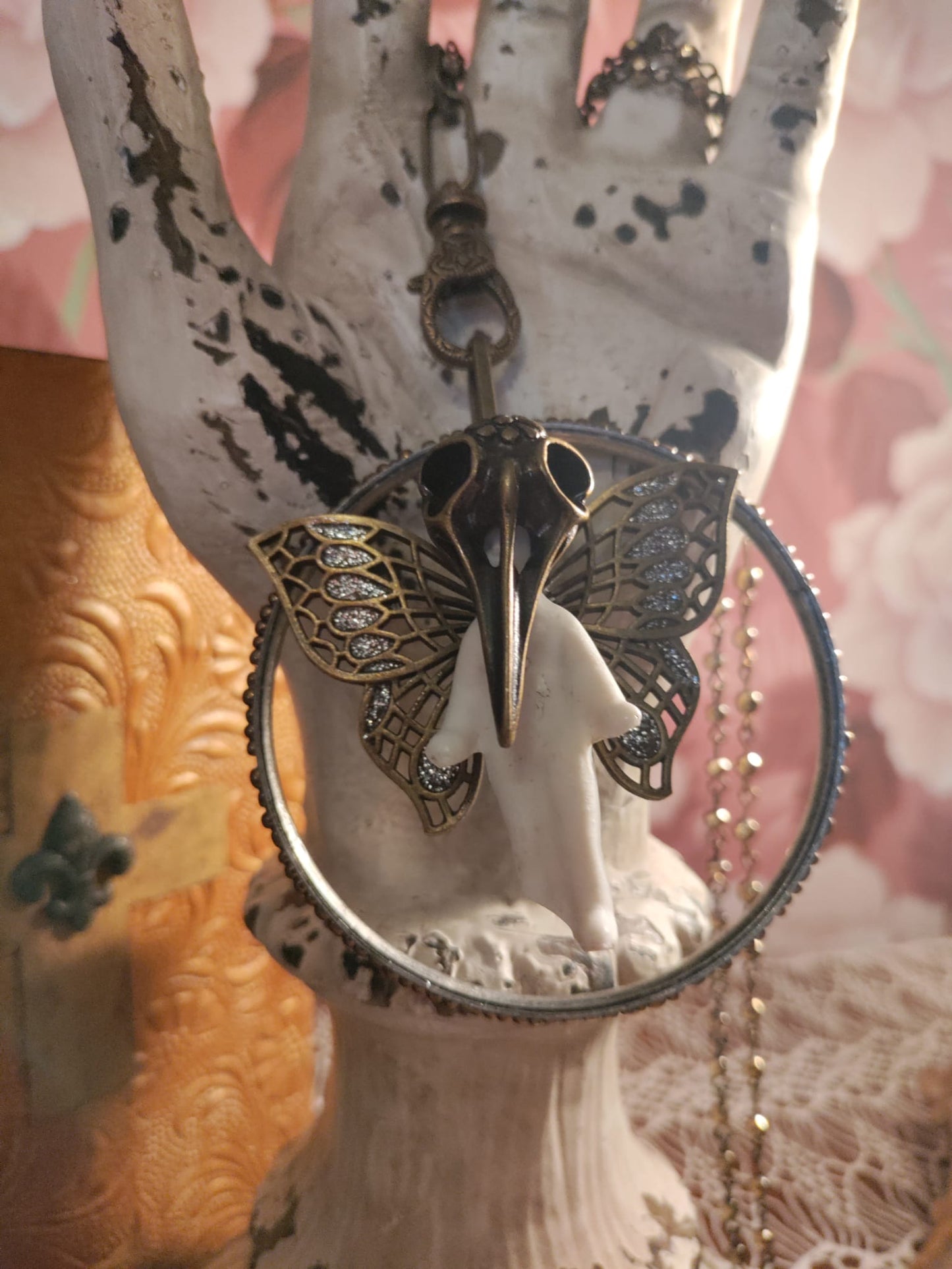 Memento Mori: Collar con colgante de muñeca alemana Frozen Charlotte antigua: Alas de mariposa de bronce