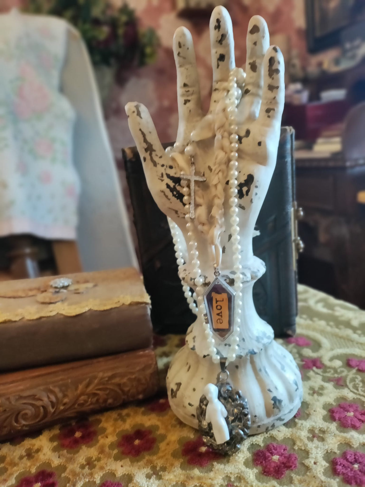 Amor Congelado: Collar de Muñeca Charlotte Congelada Victoriana - Perlas vintage, Colgante de Ataúd con Rosas y la palabra Amor.