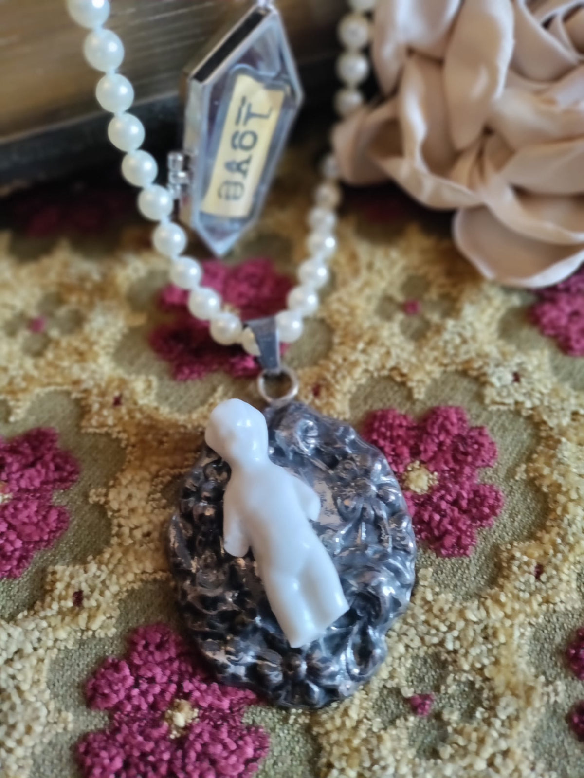 Amor Congelado: Collar de Muñeca Charlotte Congelada Victoriana - Perlas vintage, Colgante de Ataúd con Rosas y la palabra Amor.