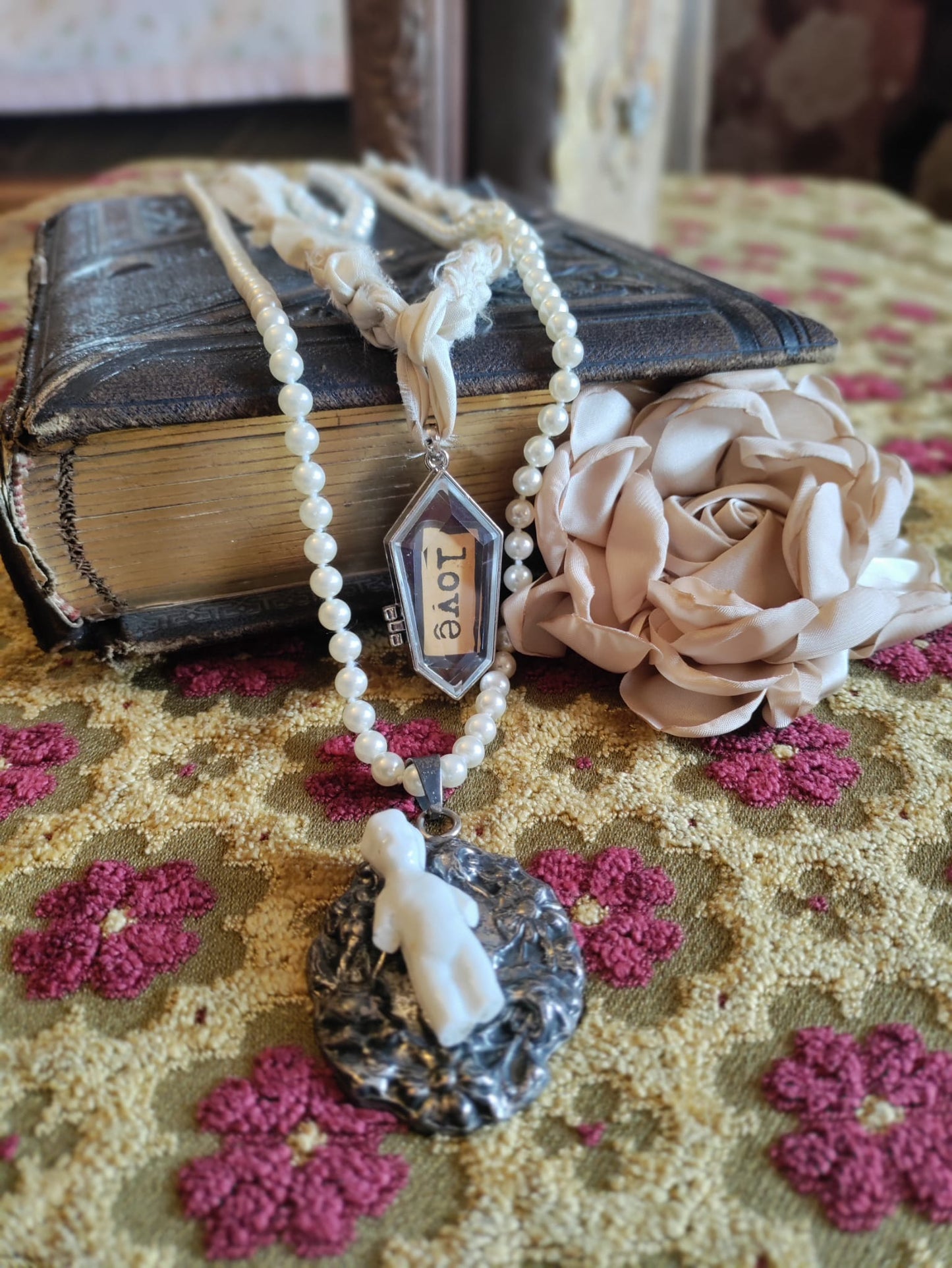 Amor Congelado: Collar de Muñeca Charlotte Congelada Victoriana - Perlas vintage, Colgante de Ataúd con Rosas y la palabra Amor.