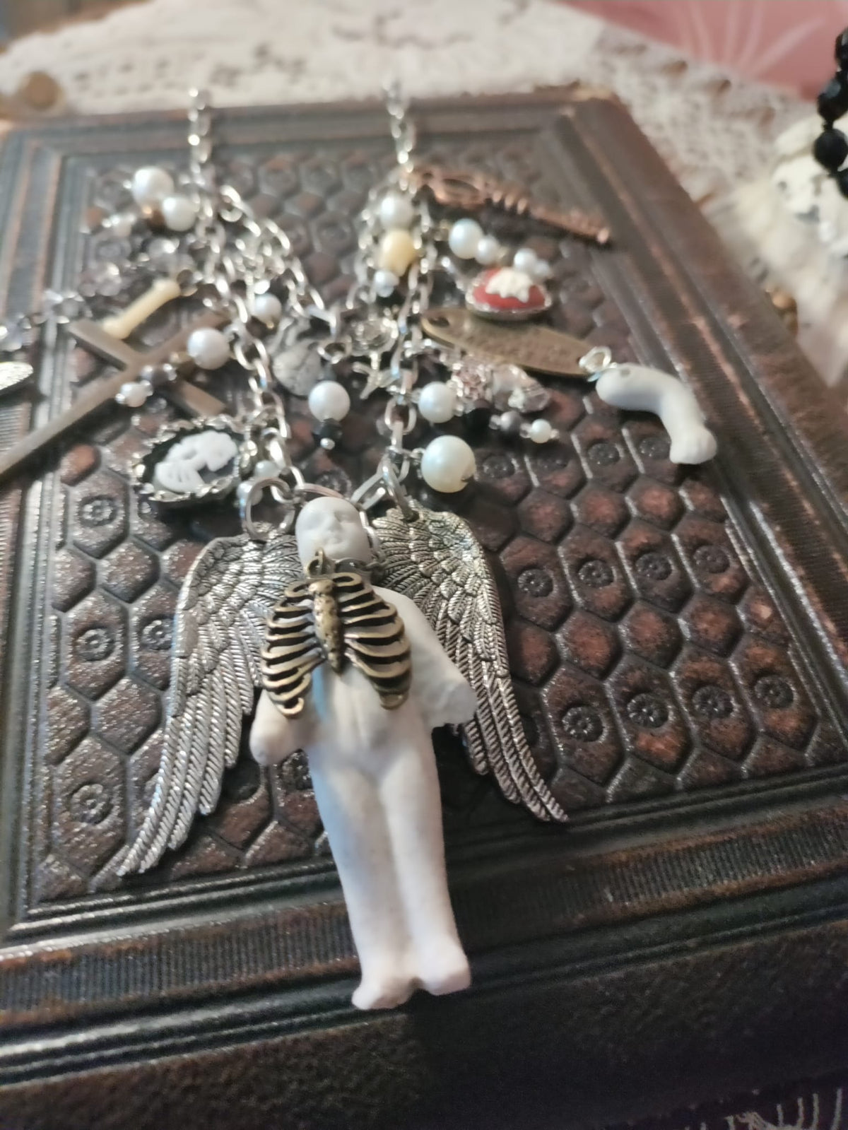 Encantador Charles - Collar de ángel Charles Gótico Congelado: Muñeca de bizcocho antigua, caja torácica, calavera, dijes de corazón cruzado
