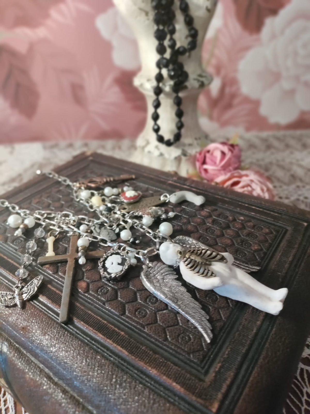 Encantador Charles - Collar de ángel Charles Gótico Congelado: Muñeca de bizcocho antigua, caja torácica, calavera, dijes de corazón cruzado