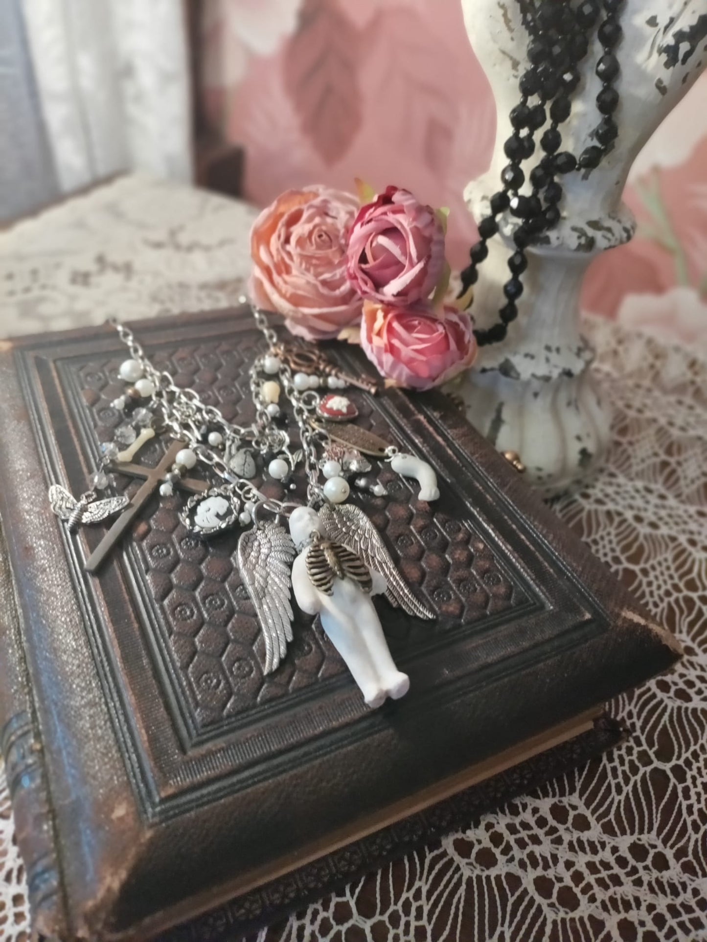 Encantador Charles - Collar de ángel Charles Gótico Congelado: Muñeca de bizcocho antigua, caja torácica, calavera, dijes de corazón cruzado
