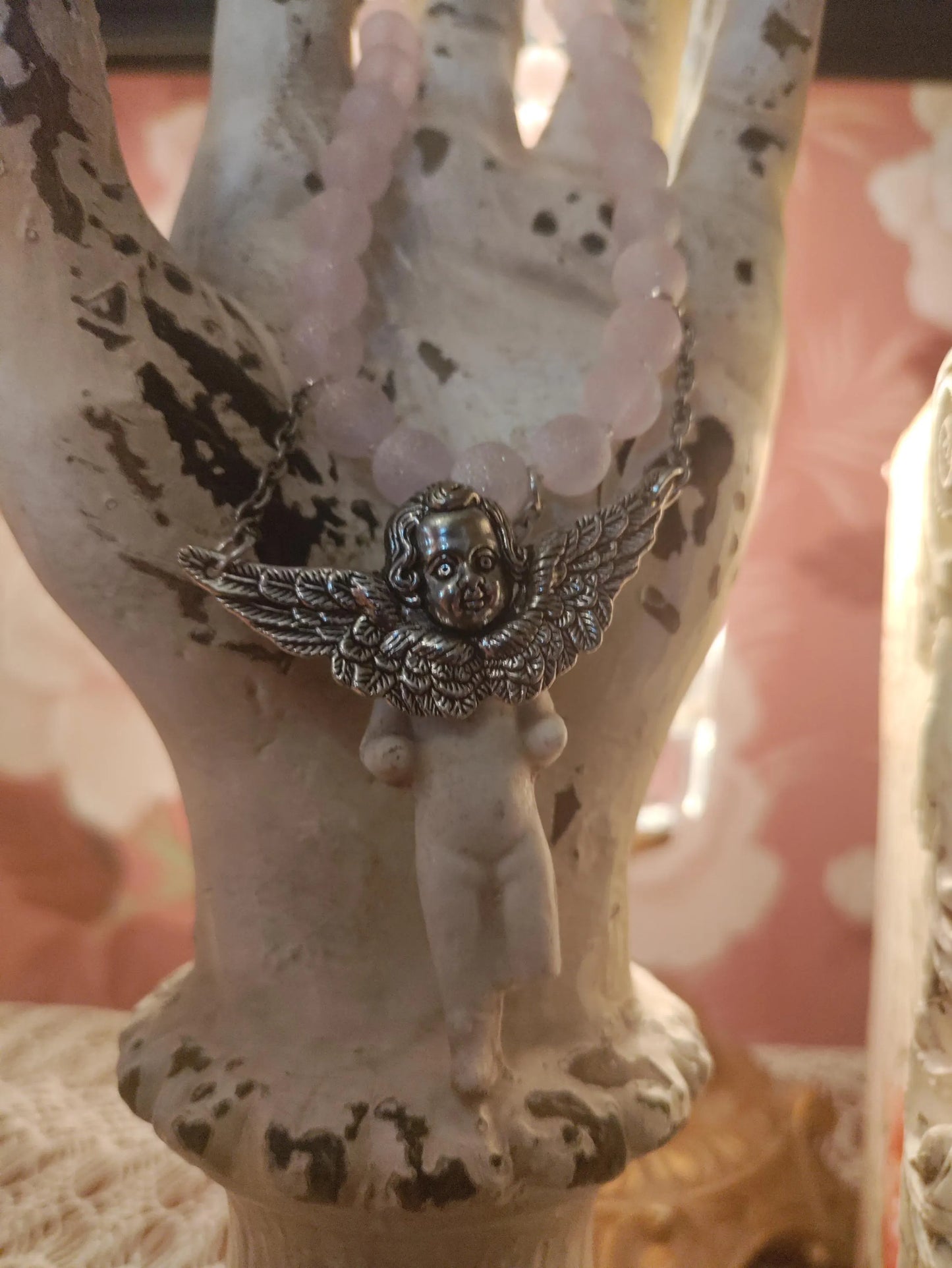Ángel de la guarda: colgante gótico/victoriano de Frozen Charlotte con alas de metal fundido y cristal rosa escarchado.
