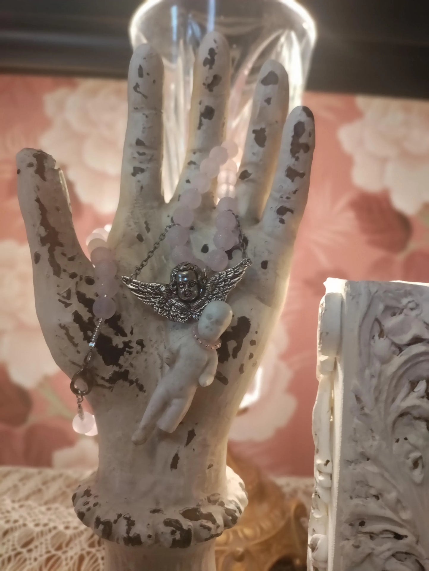 Ángel de la guarda: colgante gótico/victoriano de Frozen Charlotte con alas de metal fundido y cristal rosa escarchado.