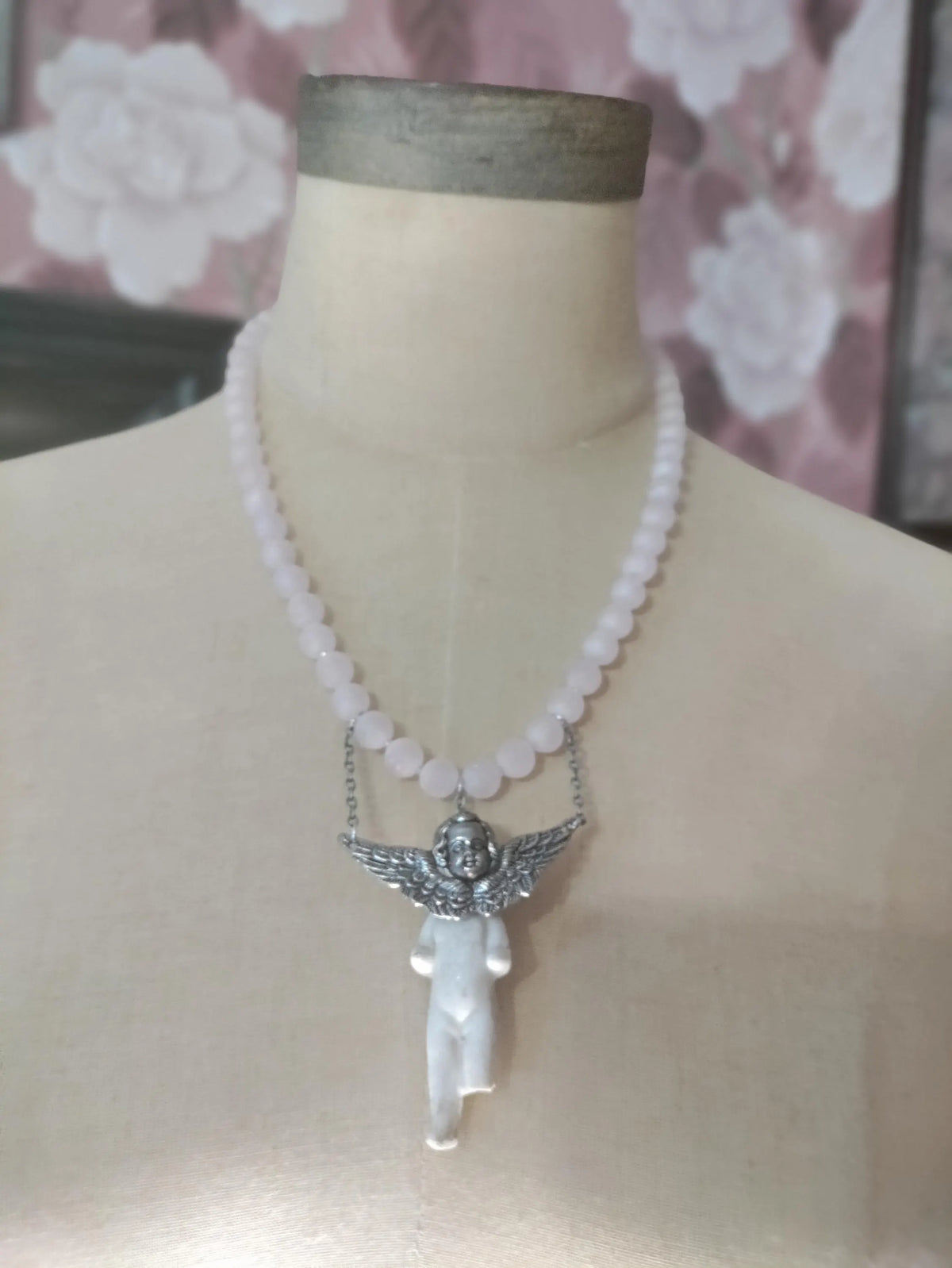 Ángel de la guarda: colgante gótico/victoriano de Frozen Charlotte con alas de metal fundido y cristal rosa escarchado.