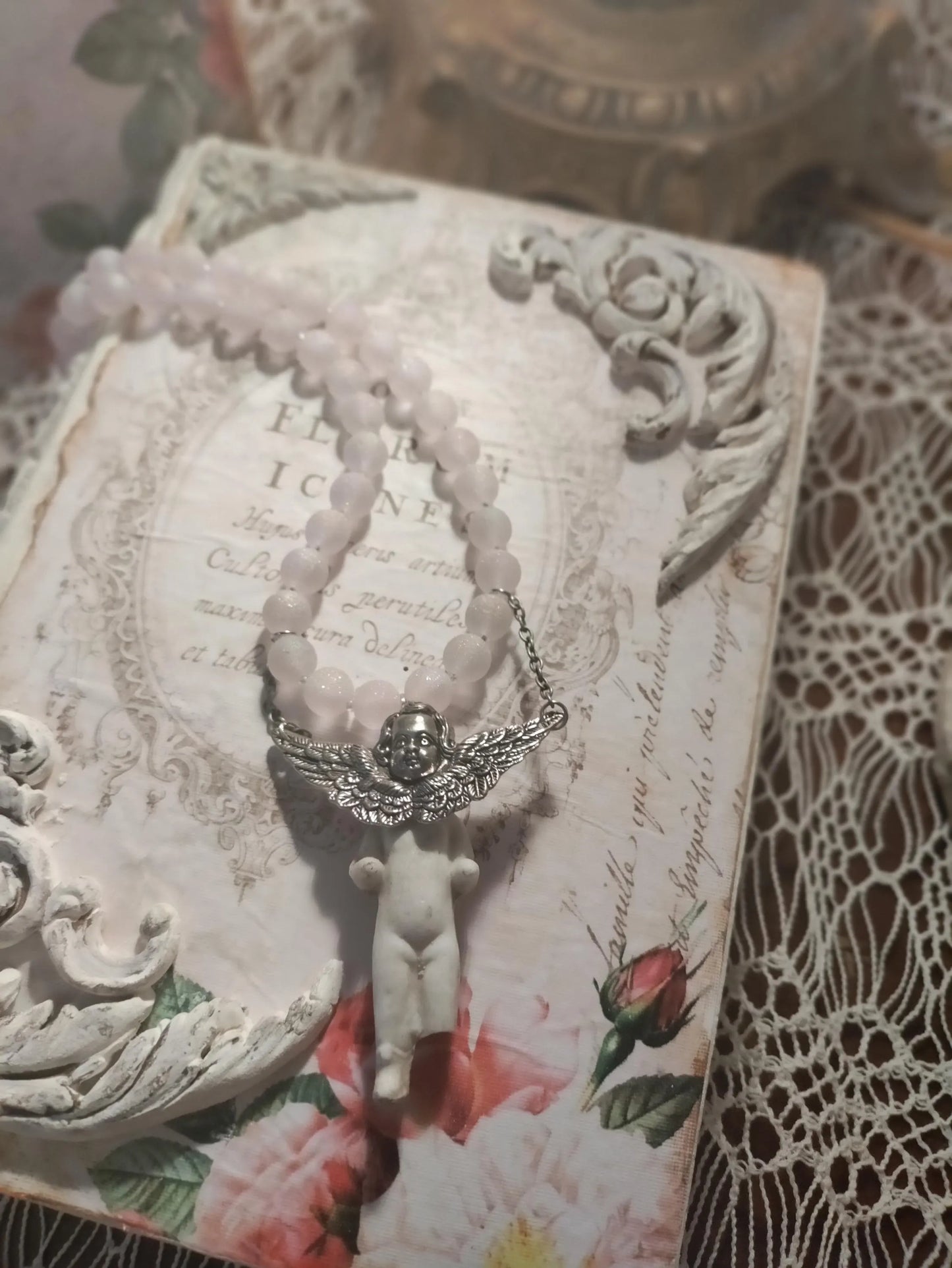 Ángel de la guarda: colgante gótico/victoriano de Frozen Charlotte con alas de metal fundido y cristal rosa escarchado.