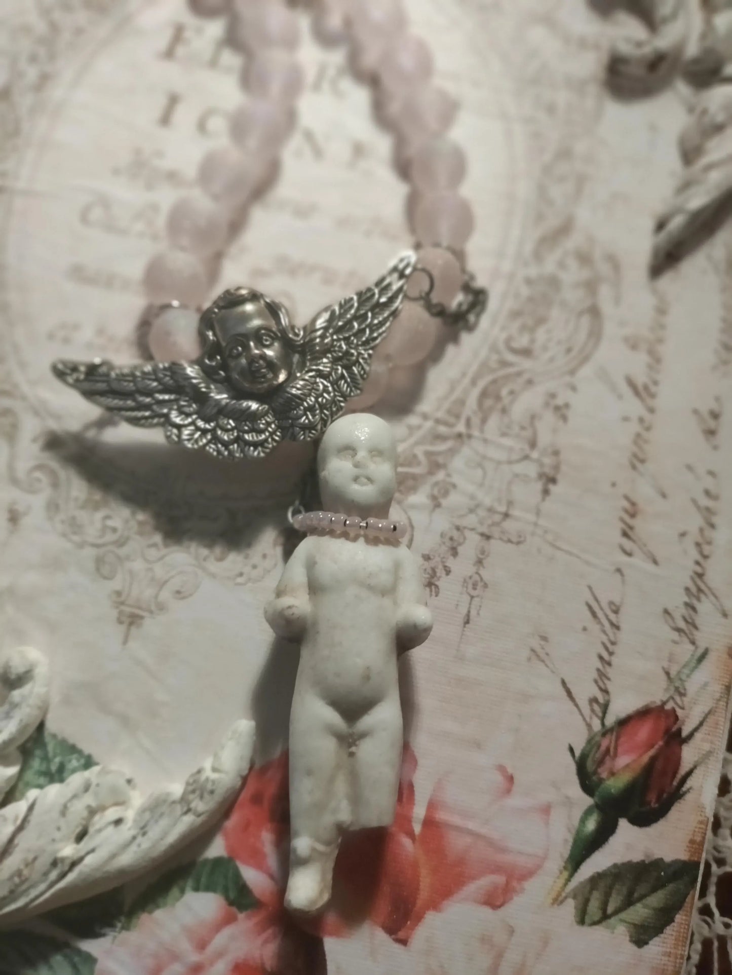 Ángel de la guarda: colgante gótico/victoriano de Frozen Charlotte con alas de metal fundido y cristal rosa escarchado.
